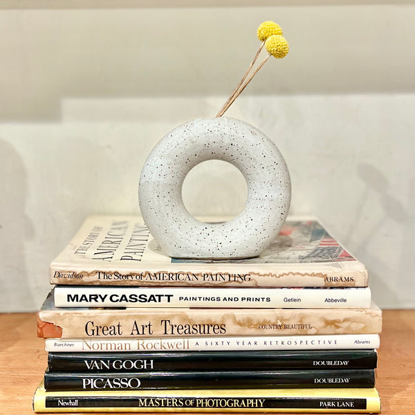 Standing Donut Vase in Toasted White