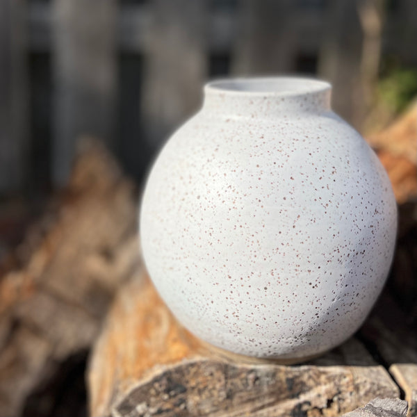 Moon Vase in Toasted White